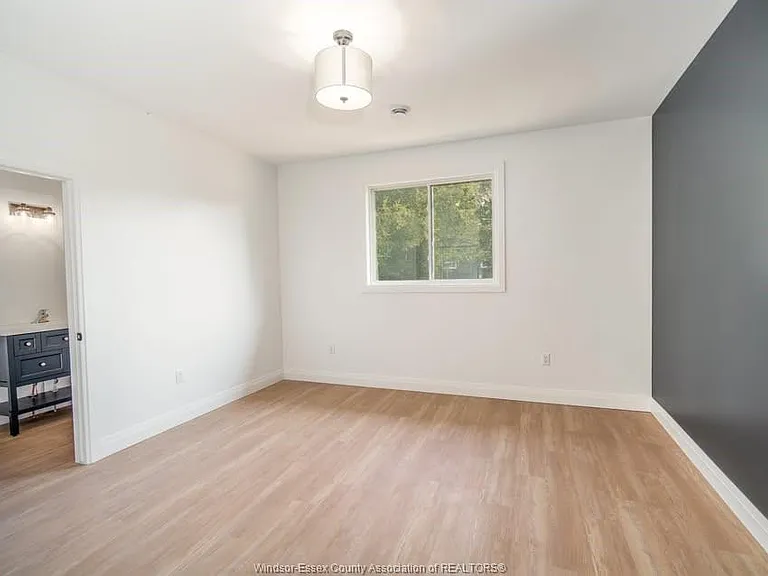 1210 Laurendeau Ave — Photo 8