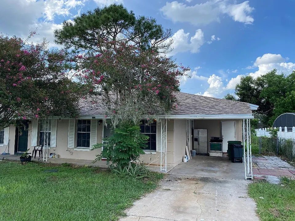 579 Land Ave