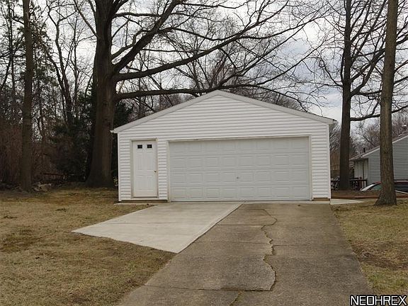 3rd image of 689 Lynn Dr