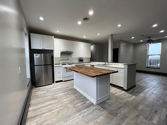 2nd image of 1920 Niagara St APT 8