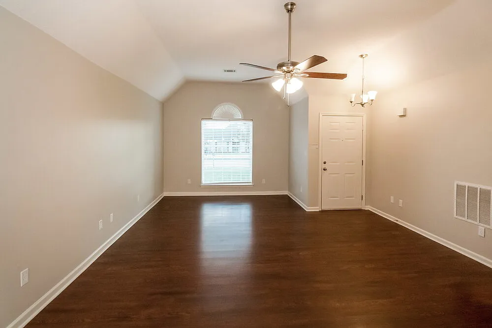 3 bed, 2.0 bath, 1333 sqft, $1,750 — Photo 4