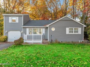 672 Hopping Rd, Belford, NJ 07718