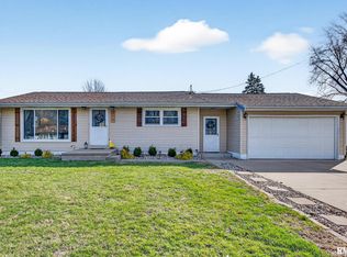 310 Sherwood Park Rd, Washington, IL 61571