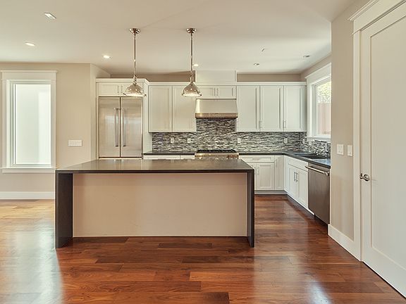 4th image of 566 Elizabeth St