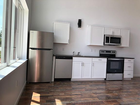 4th image of 401 Charlotte St #105