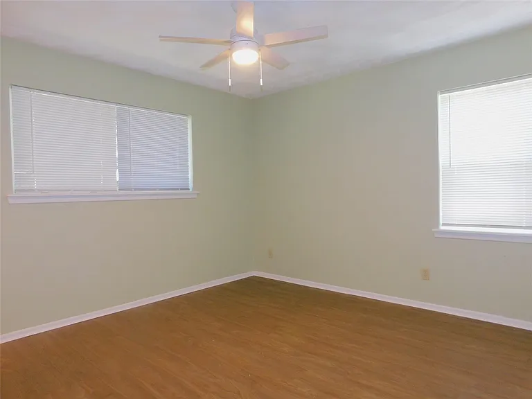 2445 Eastbrook Dr — Photo 12