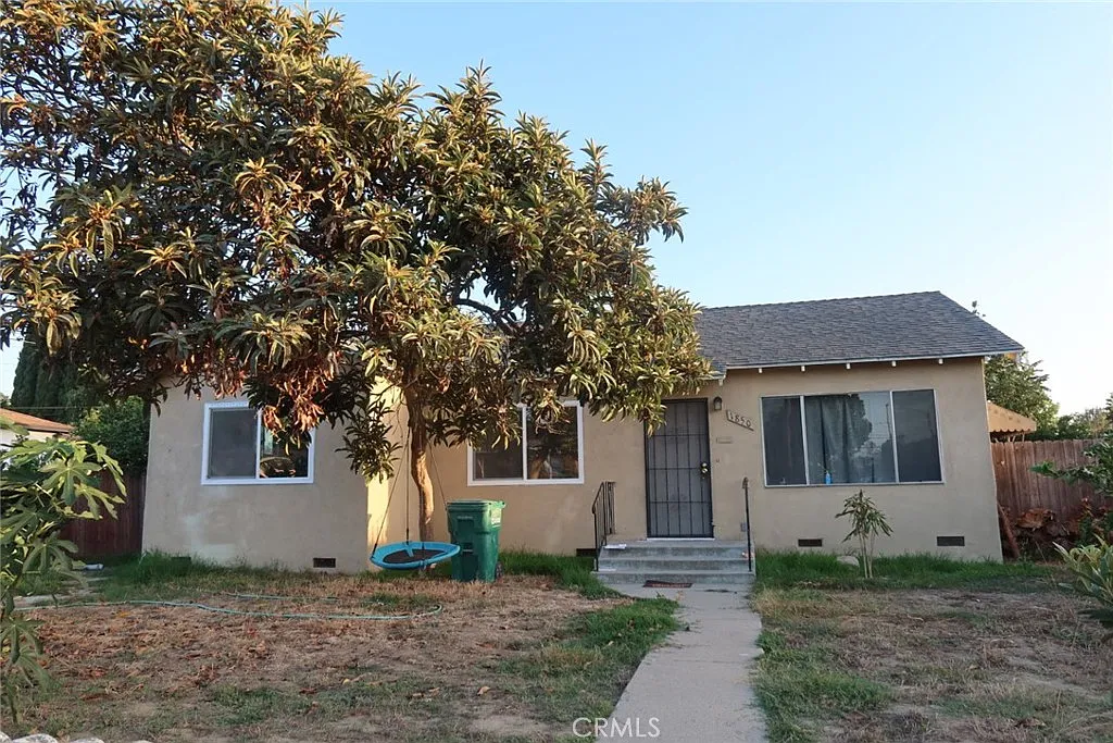 3 bed, 1048 sqft, $3,300 — Photo 1