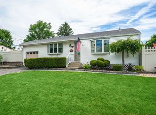 2 Stagg Ln, Commack, NY 11725