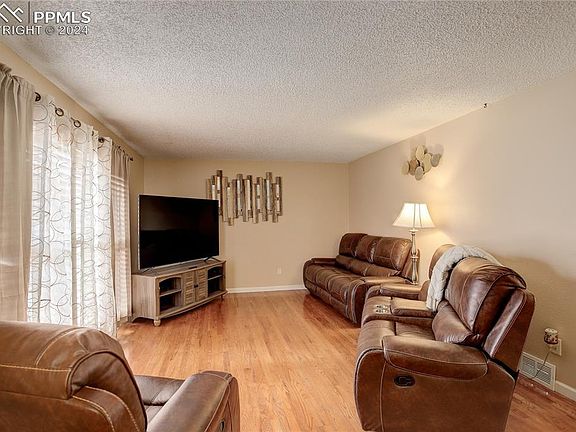 5th image of 4905 Garden Trl