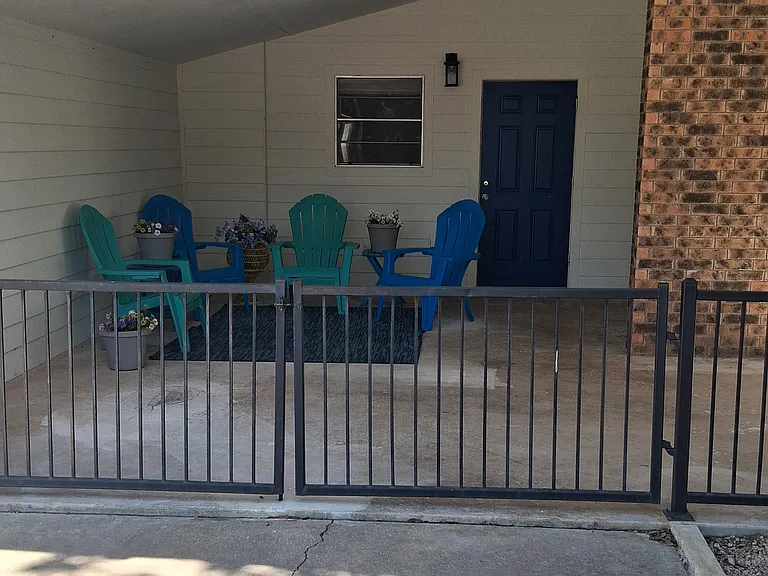 1811 Bluebonnet Ln — Photo 2