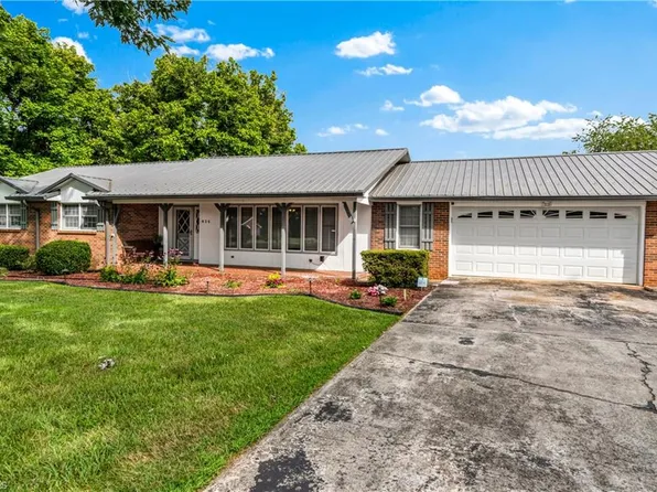 826 Meadowbrook Dr, King, NC 27021