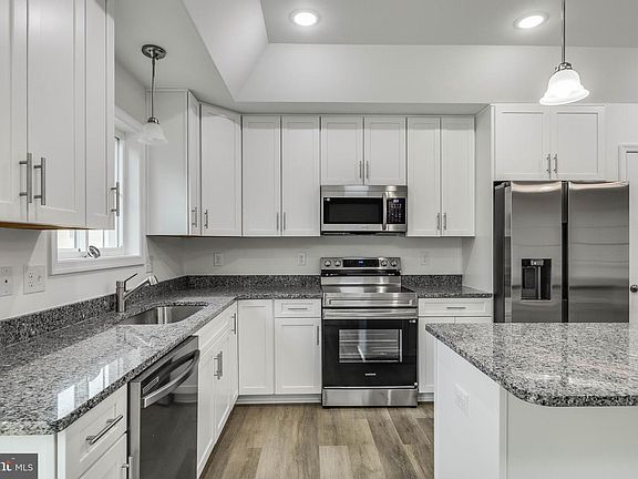 5th image of 300 E 7th St