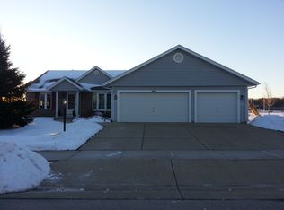 3204 Fox Ridge Dr, Waukesha, WI 53189