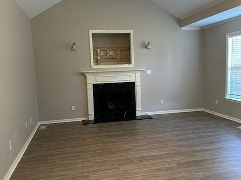 305 Towbridge Ln — Photo 5