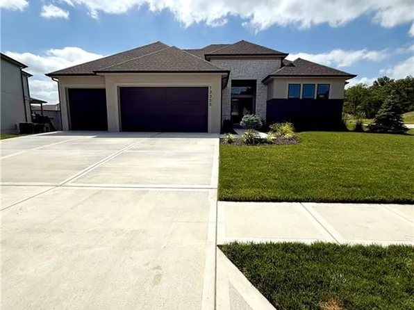 13305 Golden Oak Cir, Kansas City, MO 64152