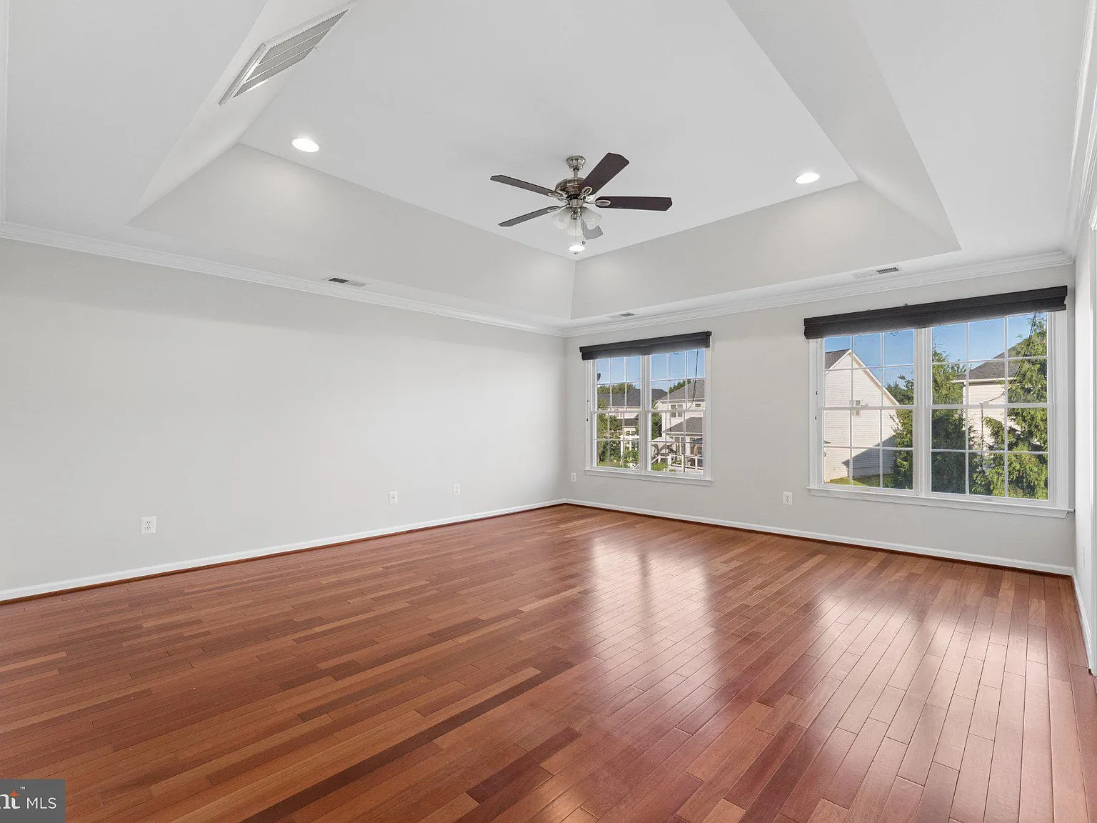 4 bed, 3.5 bath, 4169 sqft, $3,999 — Photo 2