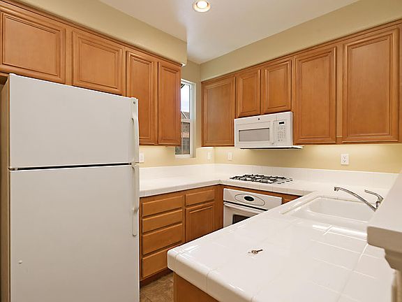 5th image of 955 Bloomfield Ave