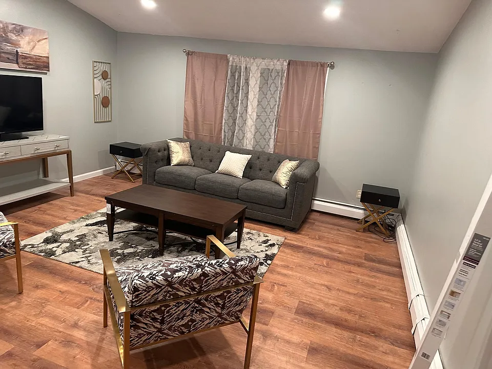 220 Pinegrove Ave #2
