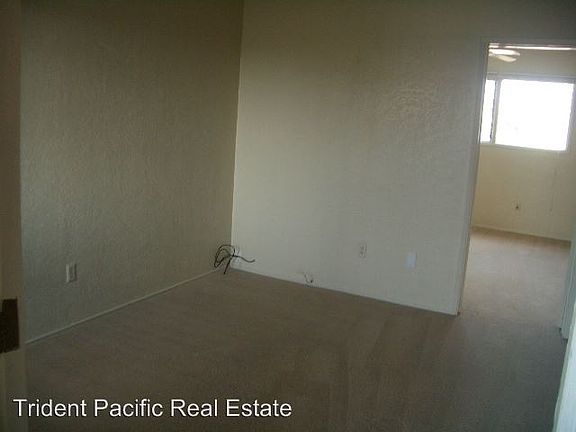 4th image of 4421 Winona Ave #B