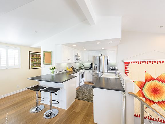 5th image of 433 Marine Ave #B