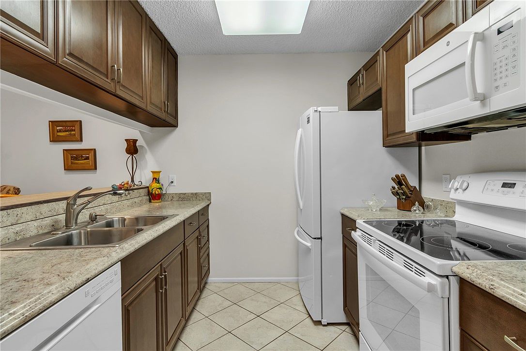 9 Plantation Dr APT 102