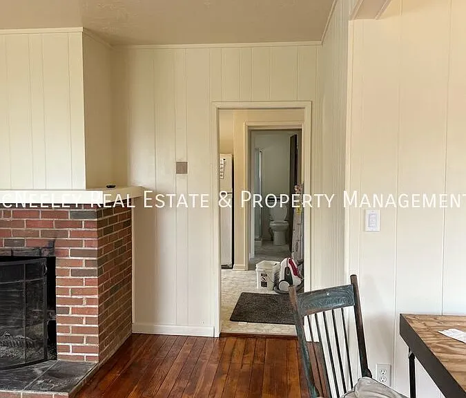 889 N Lincoln St — Photo 4