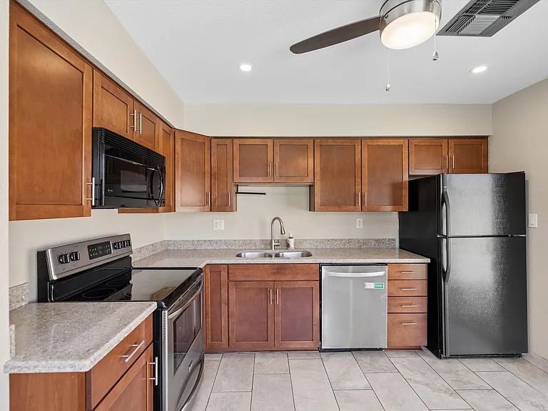 2118 S Pine St — Photo 7