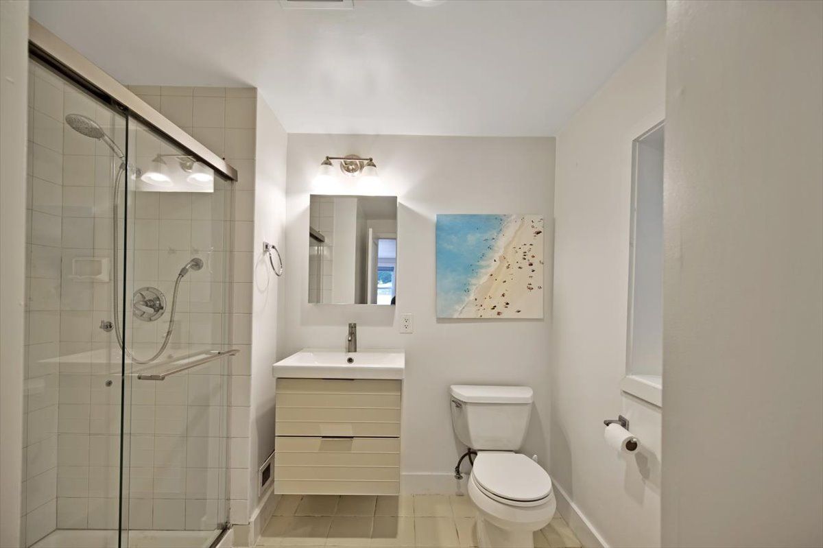  Primary en-suite full bathroom