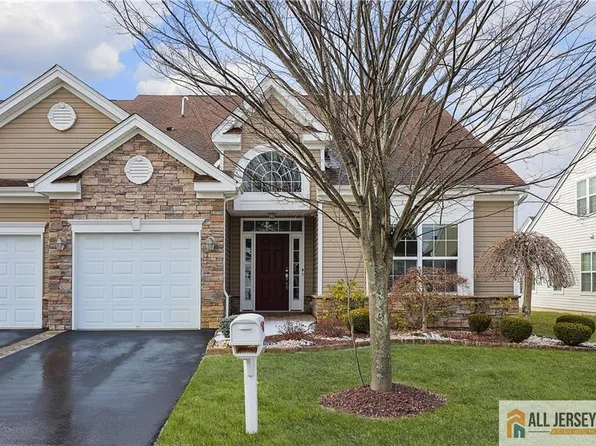 42 Gryphon Dr, Monroe Township, NJ 08831