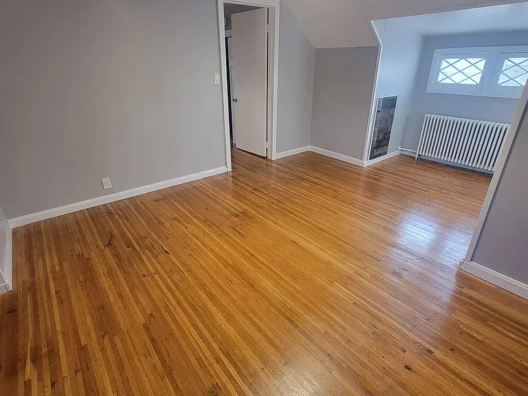 110UP Elmdorf Ave #UPPER — Photo 14
