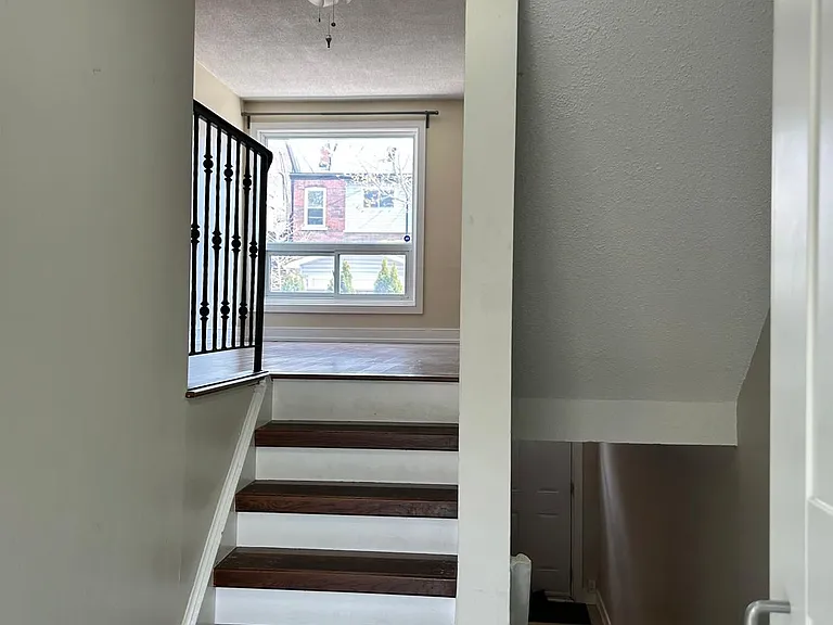 1666 Queen St E #2 — Photo 10