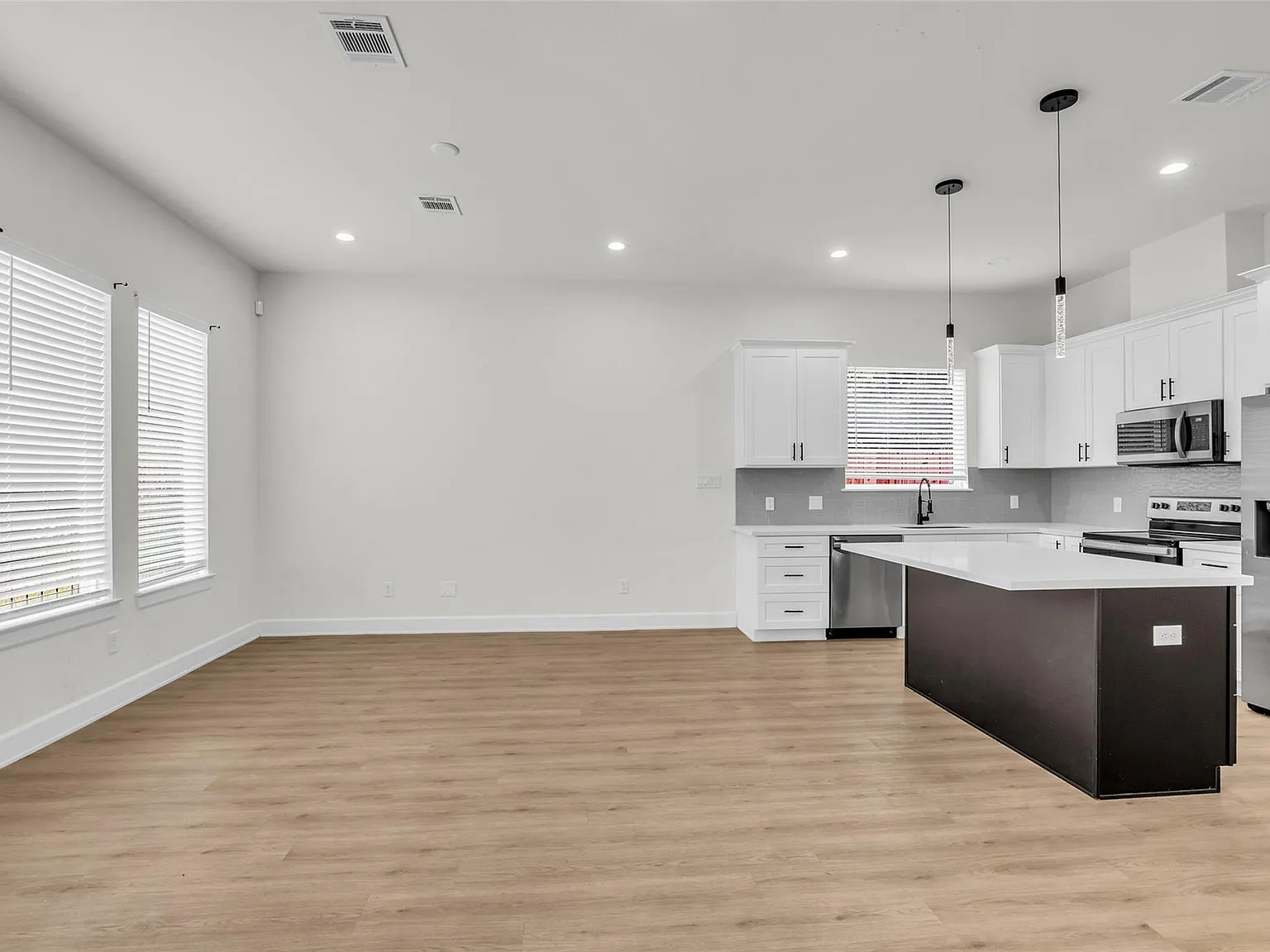 3 bed, 3.0 bath, 1168 sqft, $2,250 — Photo 4
