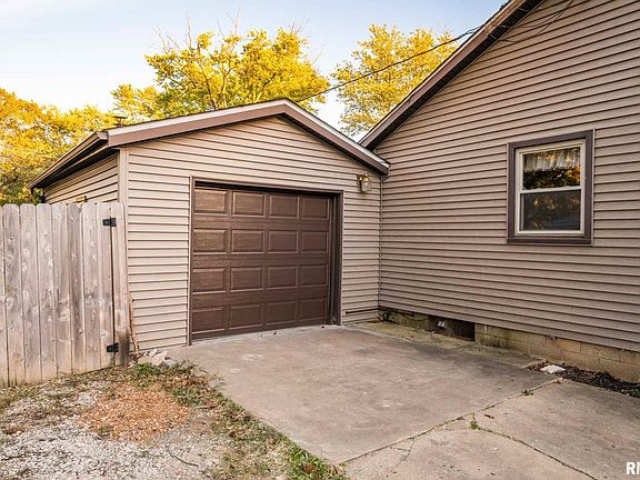 5th image of 212 Twin Oaks Ct