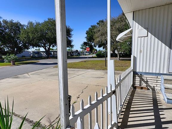 4th image of 886 Hawthorn Cir