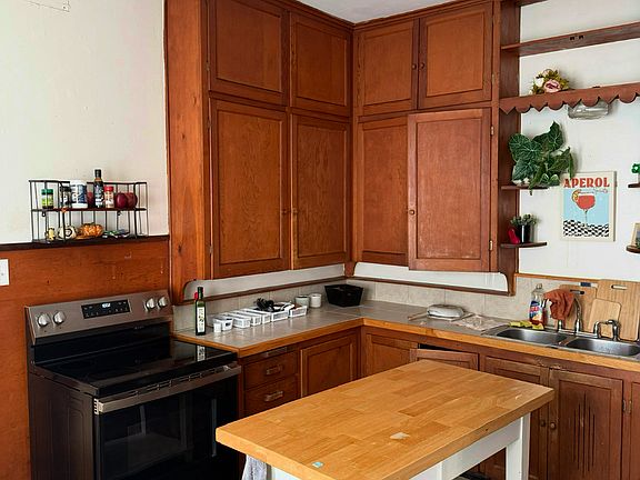 4th image of 615 W Oak St APT A