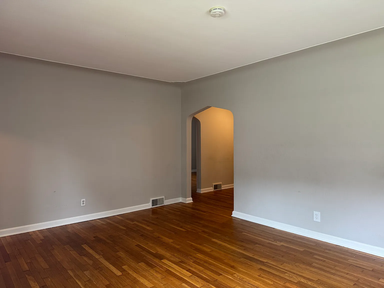 3 bed, 1050 sqft, $2,050 — Photo 3