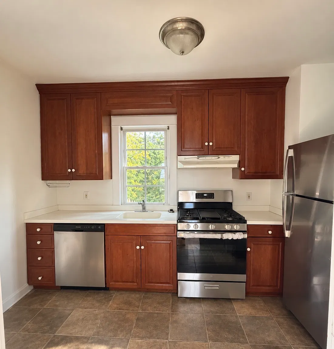 3 bed, 1040 sqft, $2,200 — Photo 3