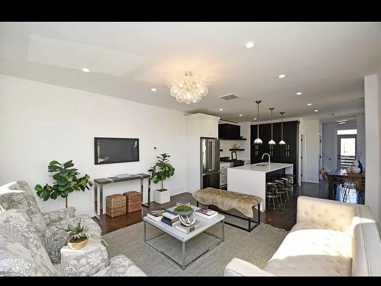 216 E 8th St #2 — Photo 8