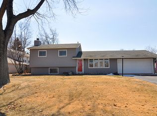 27W025 Parkway Dr, Winfield, IL 60190