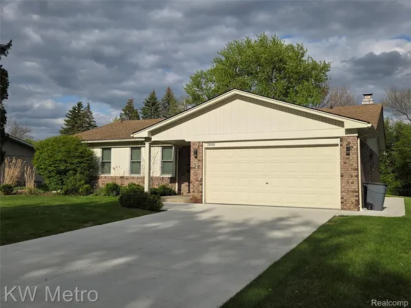 3680 Oriole Dr, Troy, MI 48084