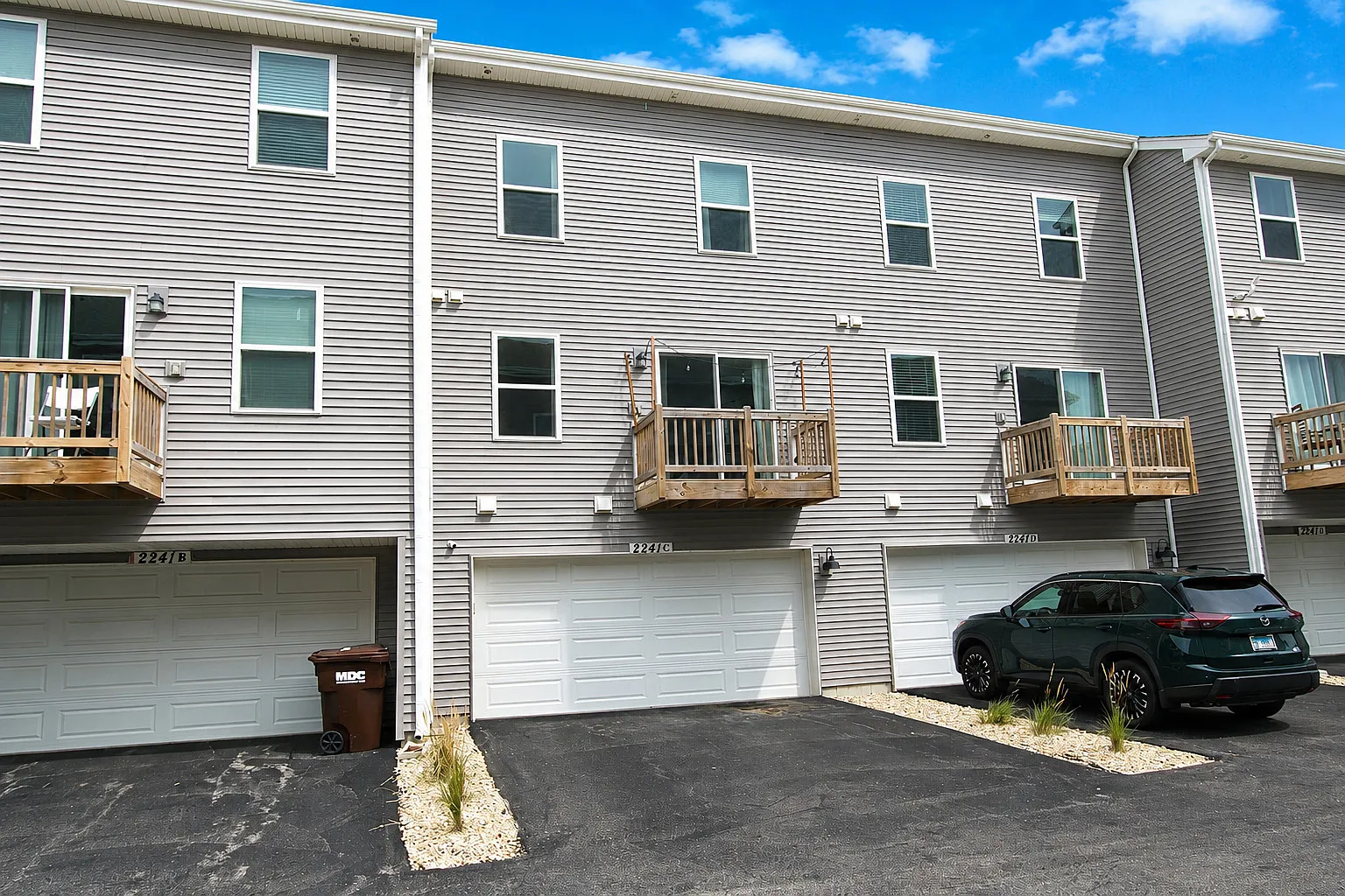 3 bed, 2.5 bath, 1579 sqft, $2,500 — Photo 2