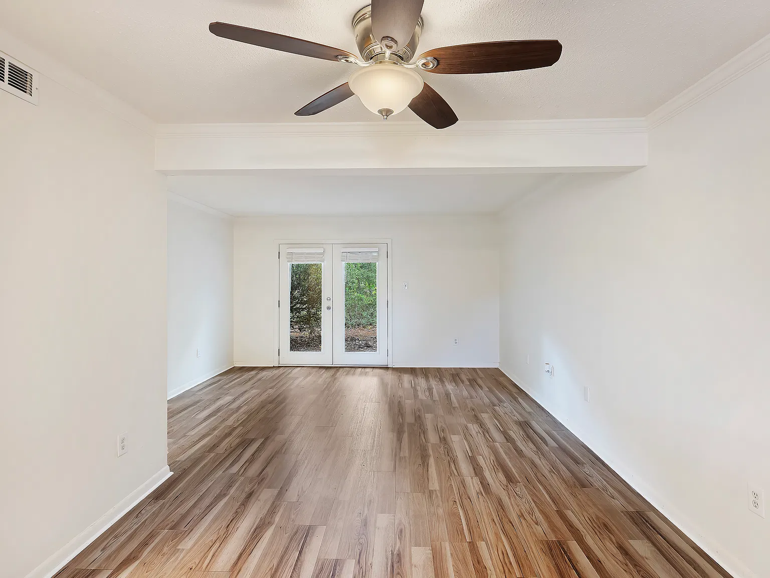 3 bed, 1050 sqft, $1,749 — Photo 2