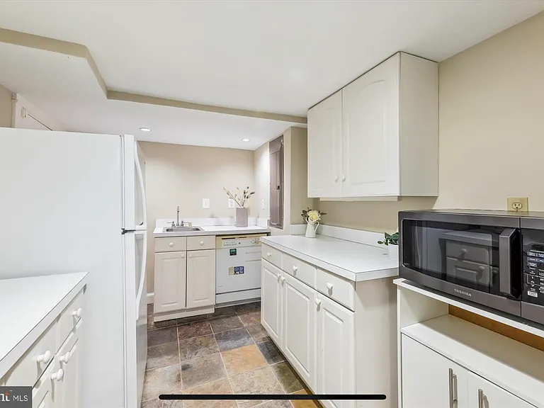 4451 Macarthur Blvd NW — Photo 45