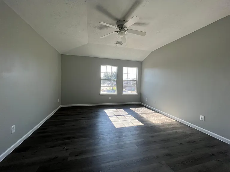 19451 Nasworthy Dr — Photo 2