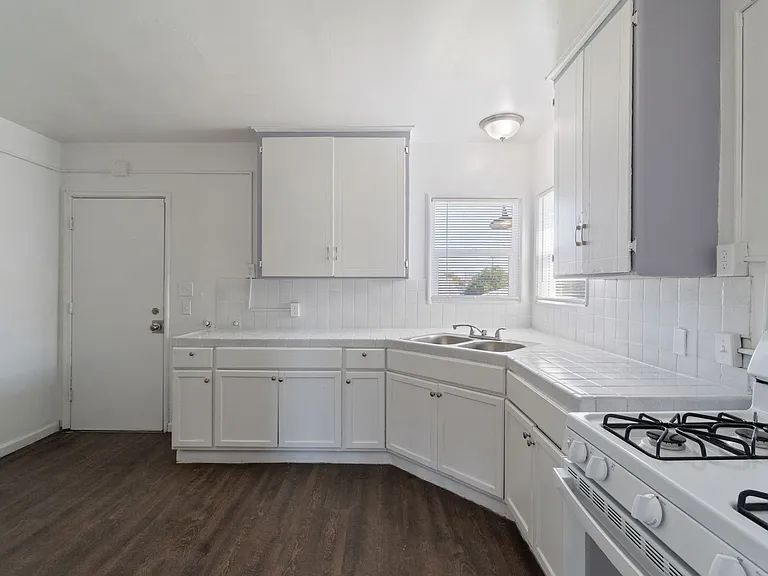 1114 Martin Ave — Photo 8