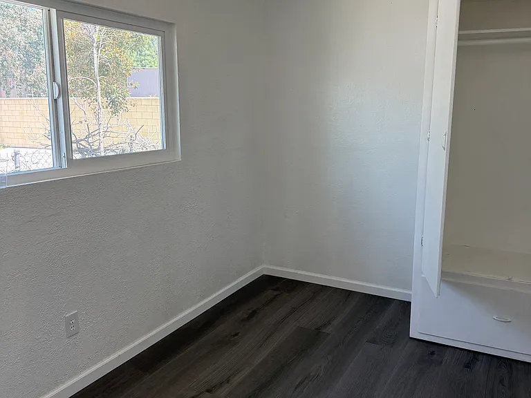 9823 Lombardy Ave — Photo 15