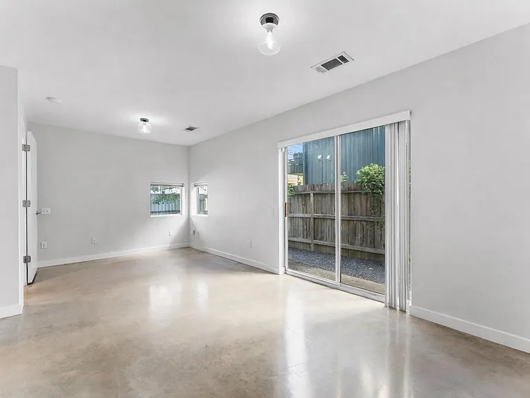 3012 Commerce St — Photo 4