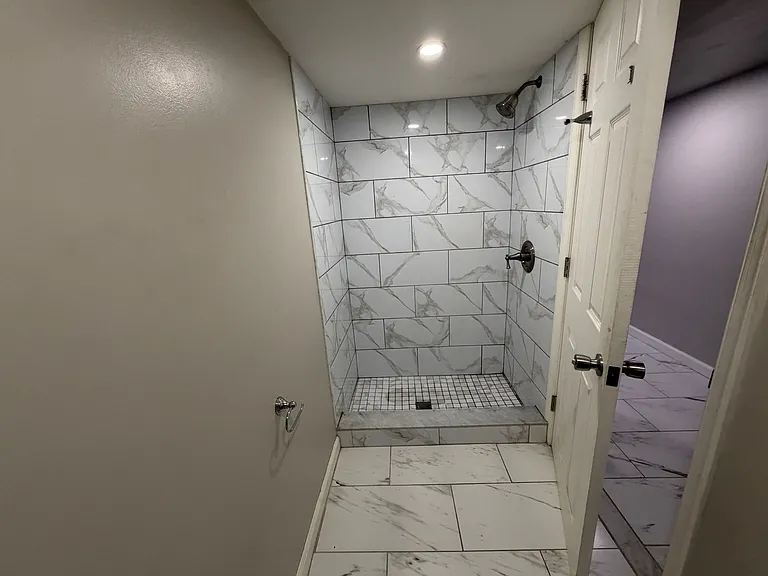 1115 E Upsal St #BASEMENT — Photo 6