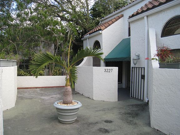 5th image of 3227 Mary St