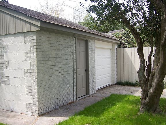 Det 2 Garage w/1/2 Ba